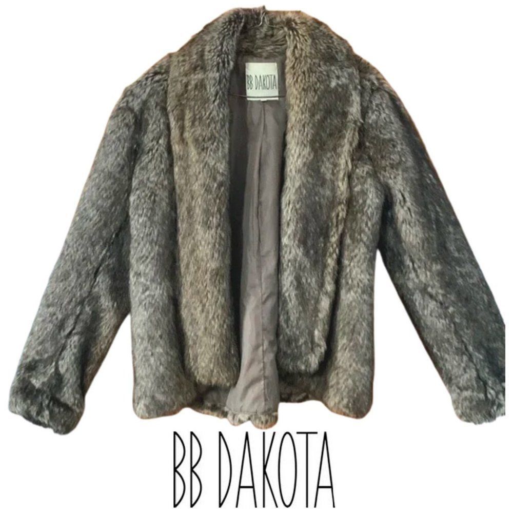 Bb Dakota jacket faux fur clasp coat collar waist length lined brown plush med